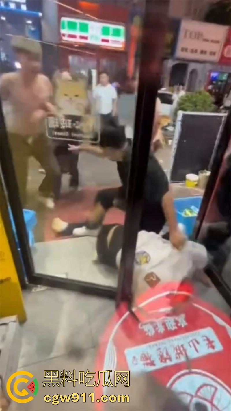 东莞金沙湾外卖员大战，嚣张小哥辱骂店主，儿子气不过叫人群殴，两方多人混战，当代古惑仔啊！-5