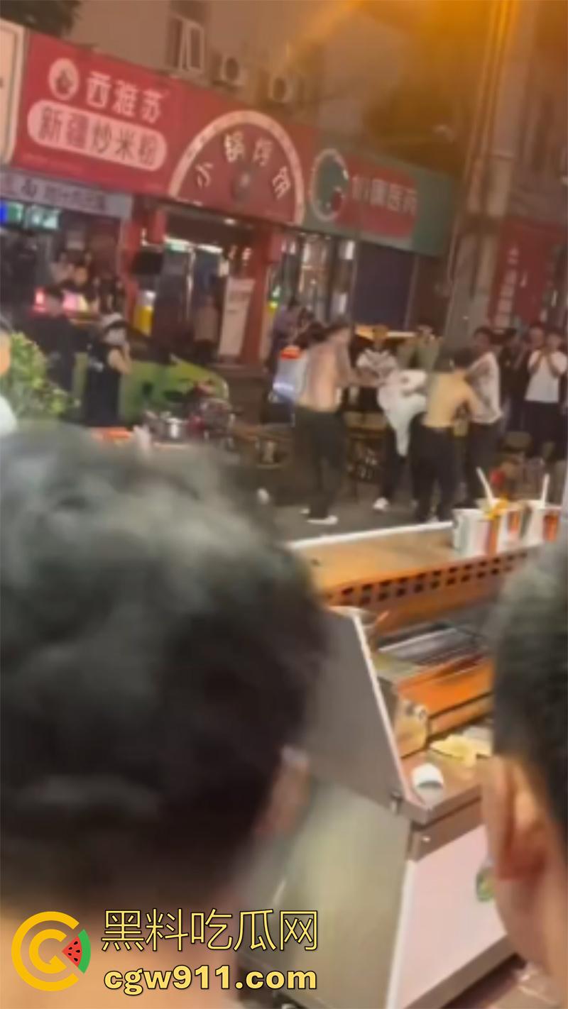 东莞金沙湾外卖员大战，嚣张小哥辱骂店主，儿子气不过叫人群殴，两方多人混战，当代古惑仔啊！-6