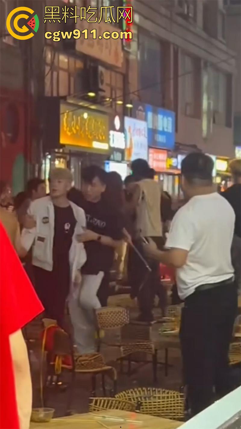 东莞金沙湾外卖员大战，嚣张小哥辱骂店主，儿子气不过叫人群殴，两方多人混战，当代古惑仔啊！-7