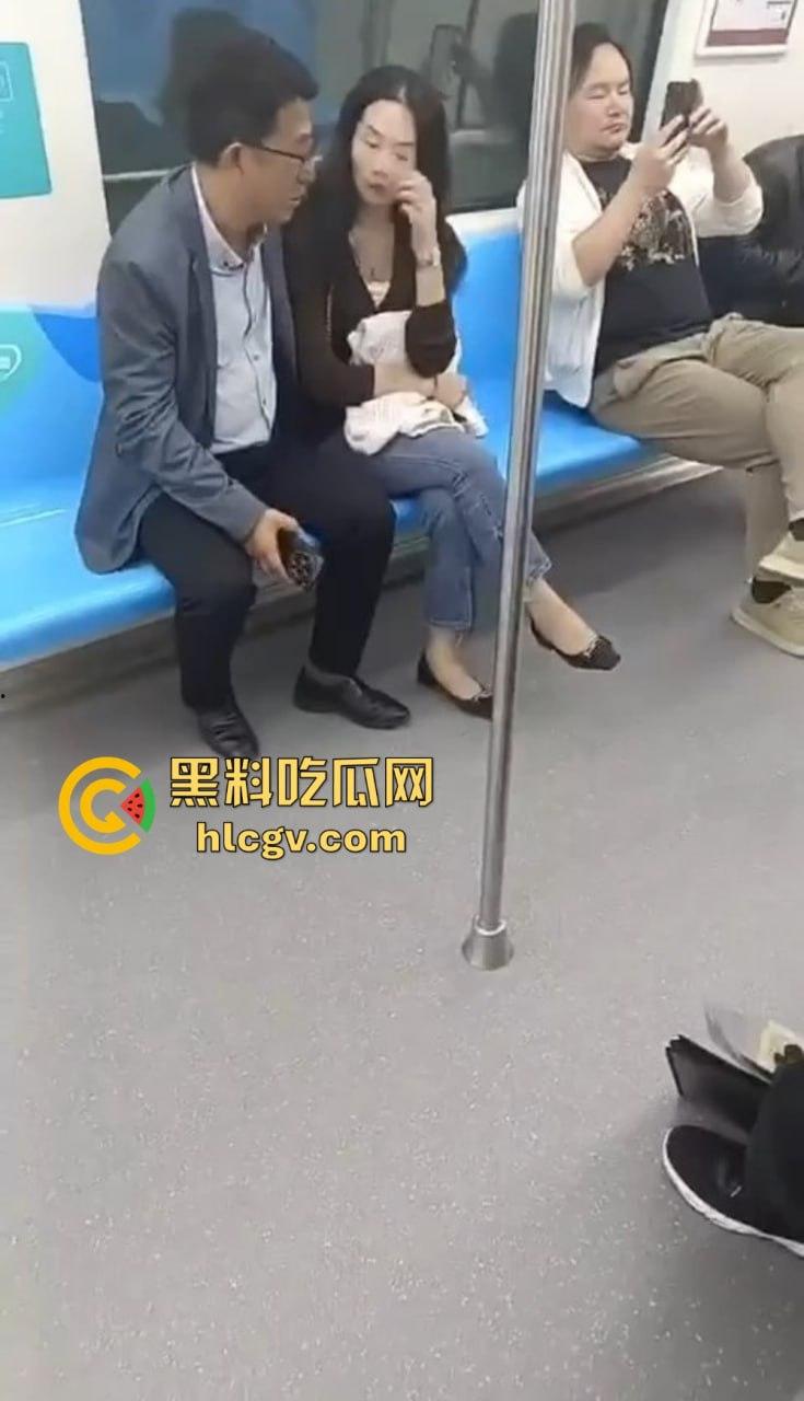 江苏地铁上演现实版约炮!骚女人妻勾搭路人抱怨老公不给力,大哥直接掏三百块约起来!-6