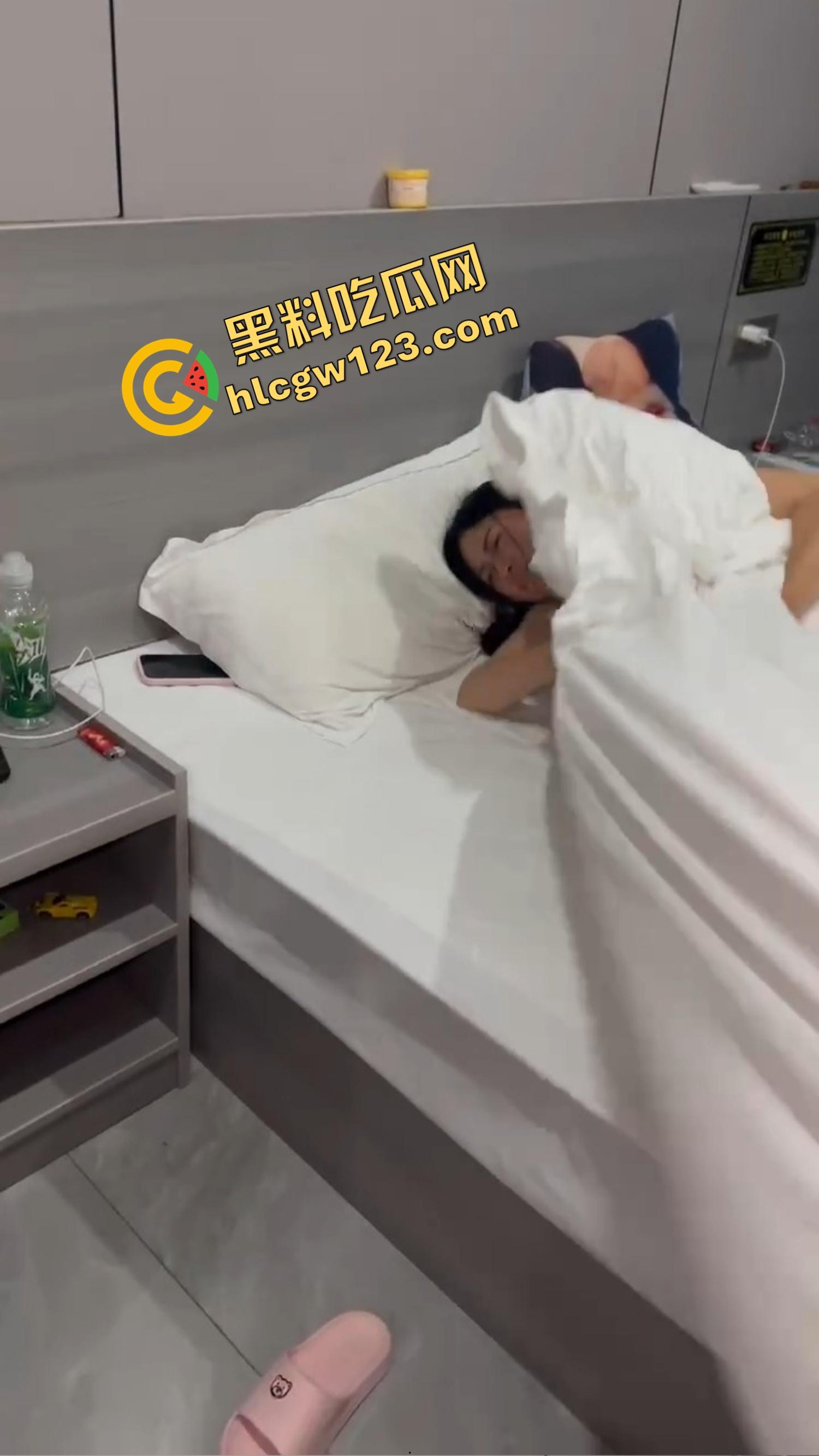 捉奸不敢动手？绿帽男带兄弟给奸夫站岗，穿红裤衩睡人女友，野男人奸气冲天娼光万丈！-5