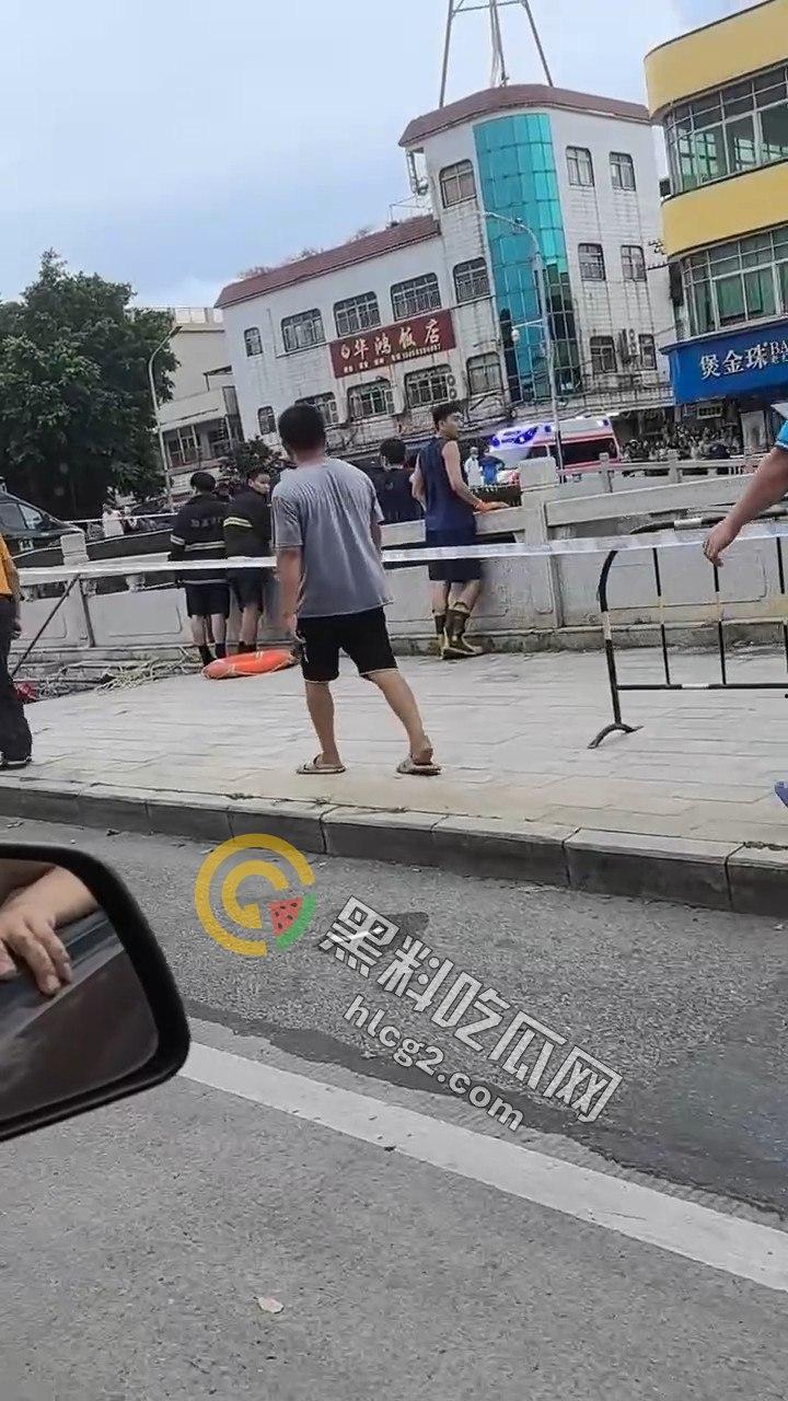 男子跳水原因成谜，岸上吃瓜群众围观看戏：事件背后隐藏着什么秘密？-1