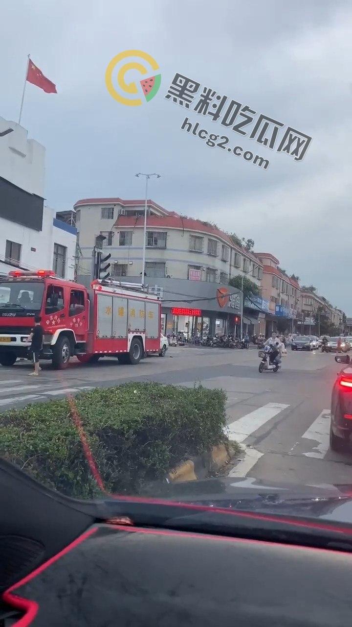 男子跳水原因成谜，岸上吃瓜群众围观看戏：事件背后隐藏着什么秘密？-5