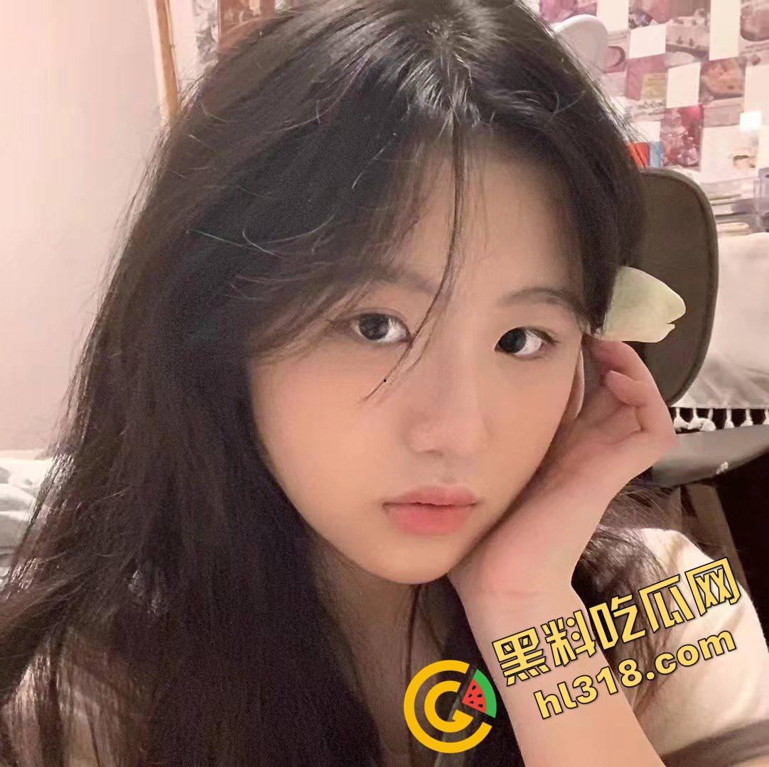 魔都极品萝莉骚翻天，清纯脸下贱穴贱嘴活体吸精机，自拍流出玩逼喷水，口交小男友舔到鸡巴变弯！-1