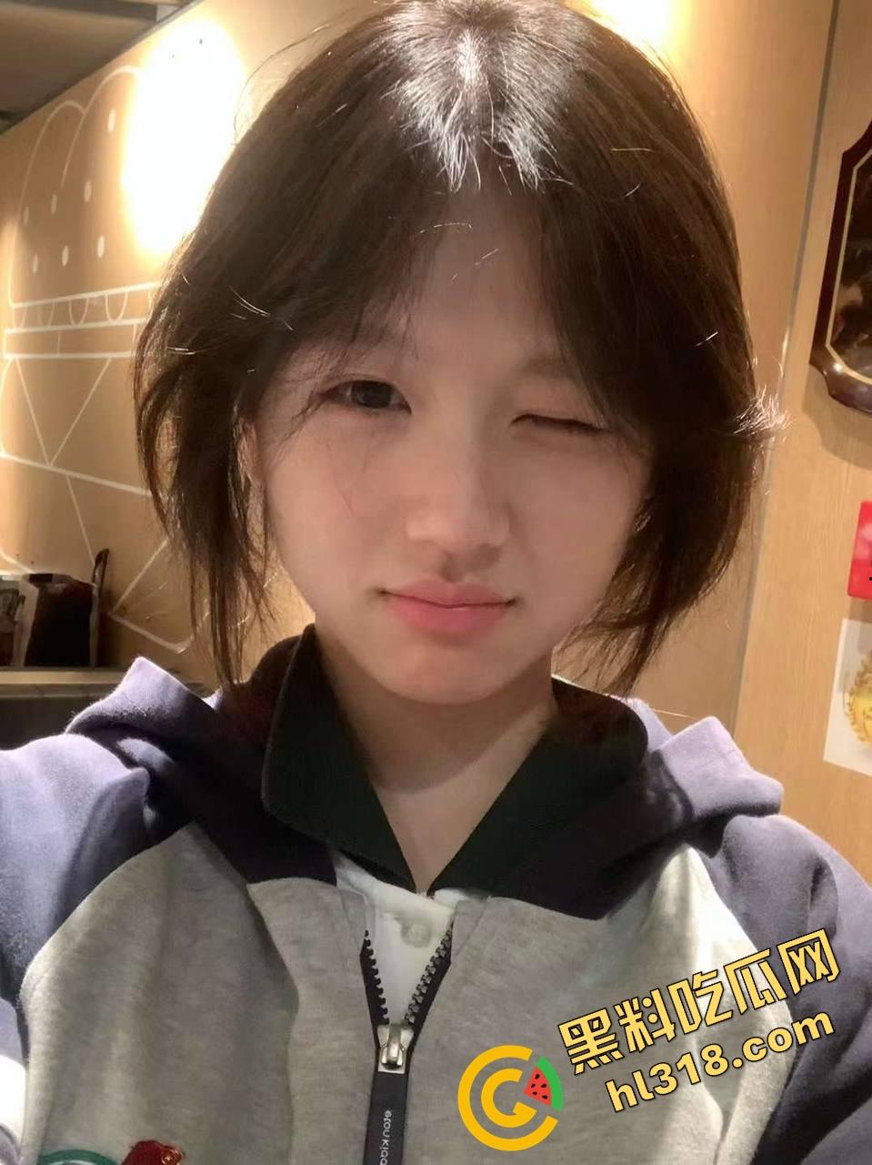 魔都极品萝莉骚翻天，清纯脸下贱穴贱嘴活体吸精机，自拍流出玩逼喷水，口交小男友舔到鸡巴变弯！-2