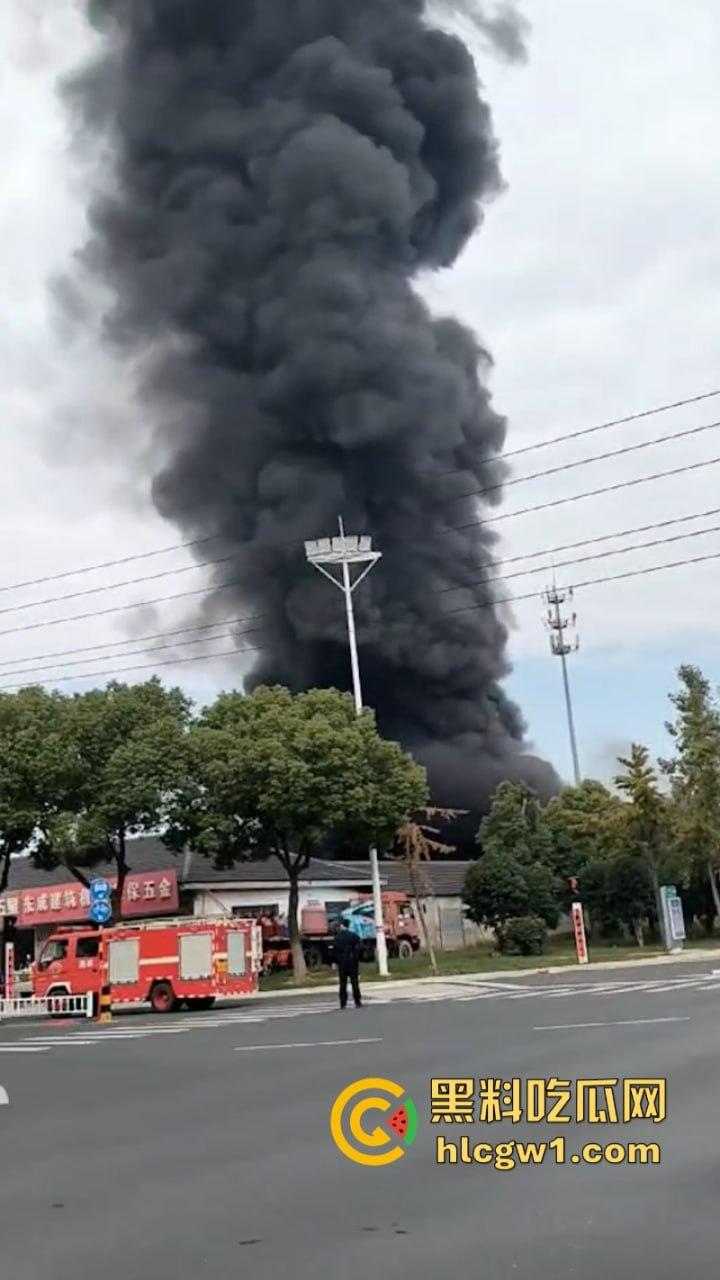 江苏常州易化工厂油罐爆炸 现场员工大面积烧伤 场面骇人 现场视频曝光皮都烧掉了-11