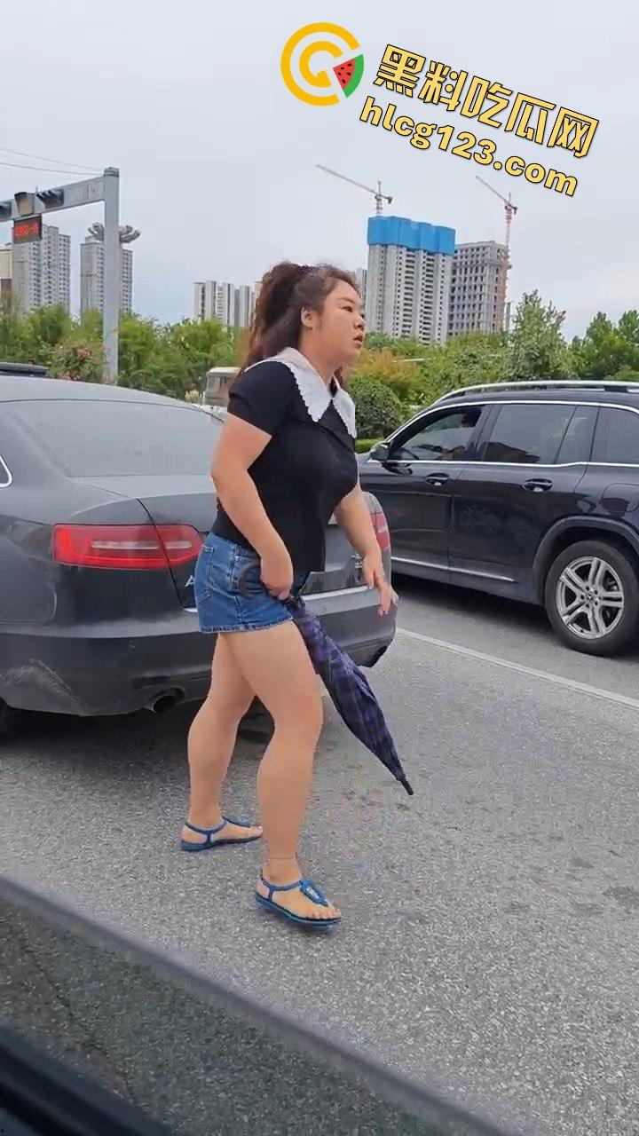 斑马线前路怒症爆发，男女大打出手，打架场面竟如游泳比赛般精彩！-3