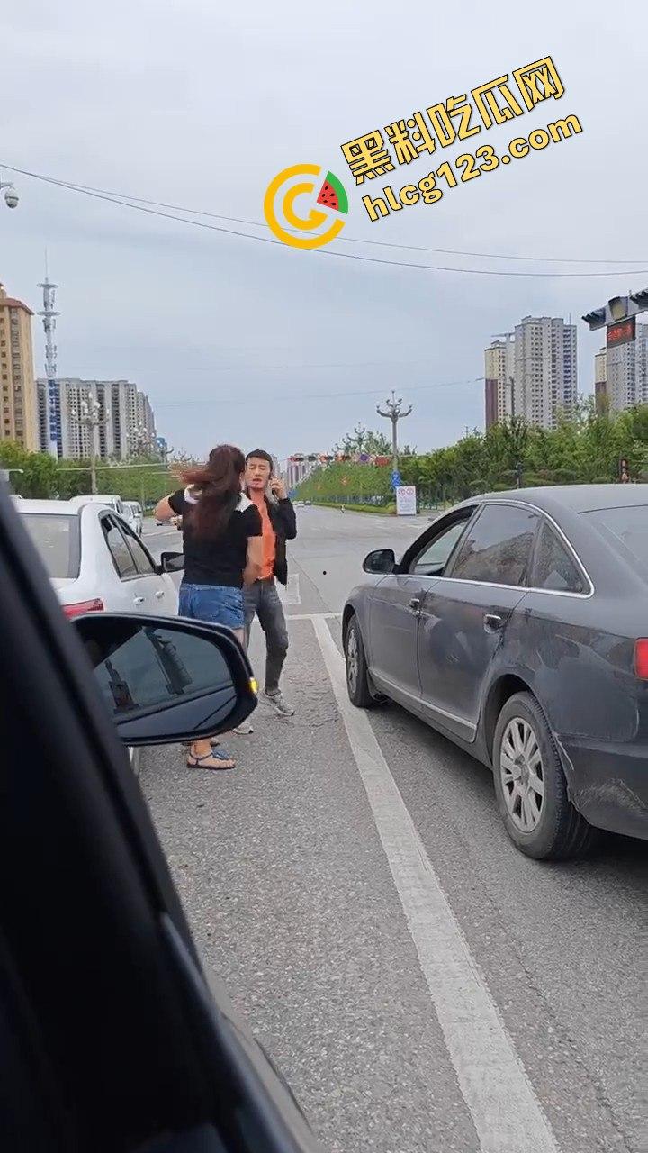 斑马线前路怒症爆发，男女大打出手，打架场面竟如游泳比赛般精彩！-5