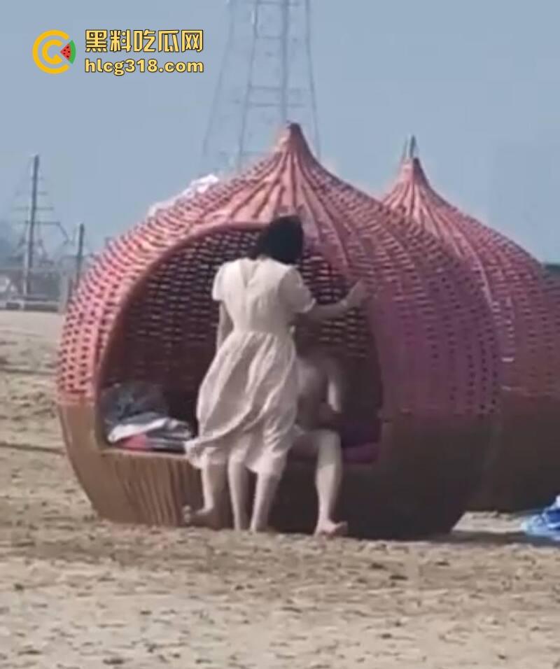 三亚沙滩情侣户外当众野战，精虫上脑被偷拍视若无睹继续干，吹着海风操着自己心爱的女人！-6