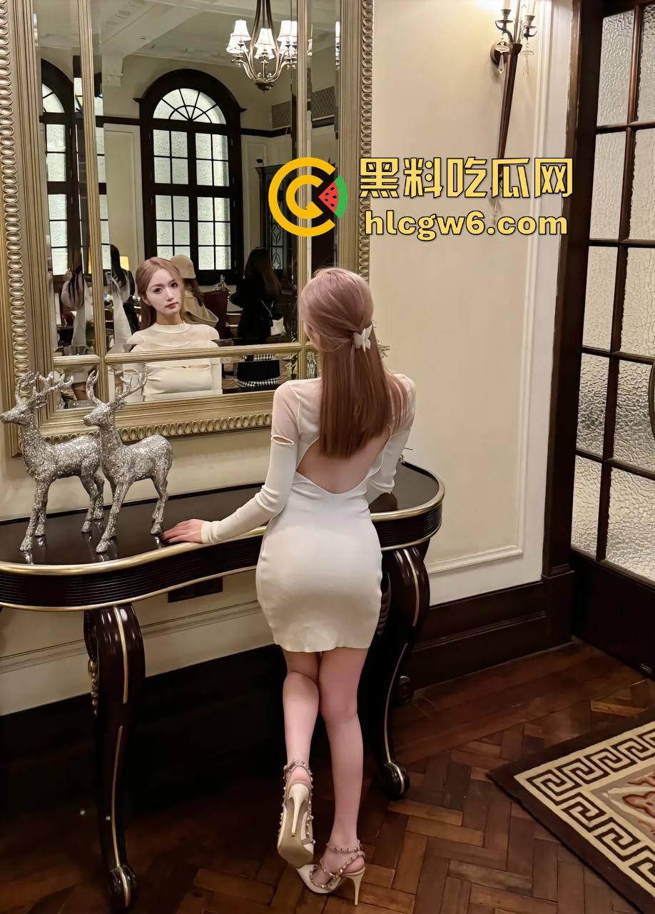 秦皇岛反差眼镜学妹【楚婉清】雅照疯传，摘下眼镜直接解开封印，狗链栓脖满地爬，宿舍窗帘前大玩自慰！-9