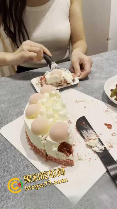 海角大神爆操少妇房东 房东大姐过生日 老公出差赶不回来 直接在婚床上把她操了！-9