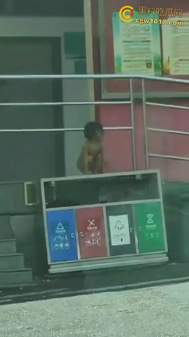 四川石棉高速服务区小猿泰山锅巴,高学历父母不给穿衣上户口,男孩爬食地摊剩饭,这父母真是禽兽不如!-6