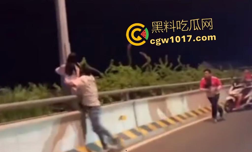 中国猪仔女在柬埔寨爬杆求救被抓，哭喊绑架救命实为诈骗园区逃奴，警方押回园区续命，活该，谁让你诈骗！-1