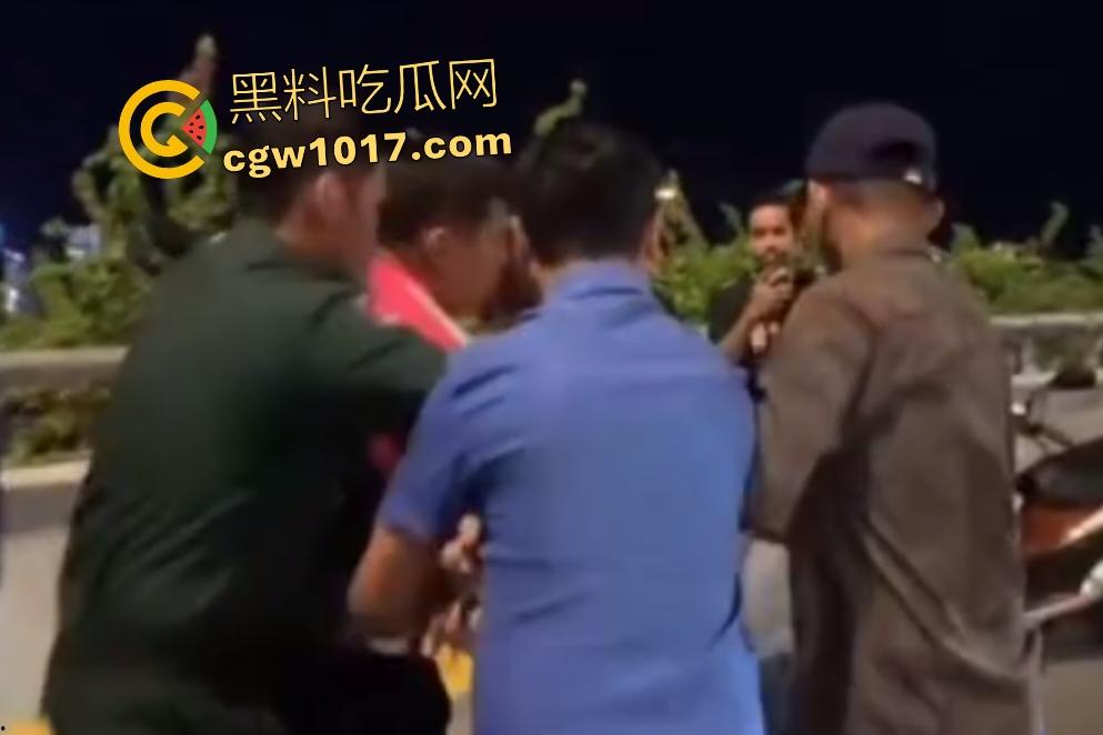 中国猪仔女在柬埔寨爬杆求救被抓，哭喊绑架救命实为诈骗园区逃奴，警方押回园区续命，活该，谁让你诈骗！-4