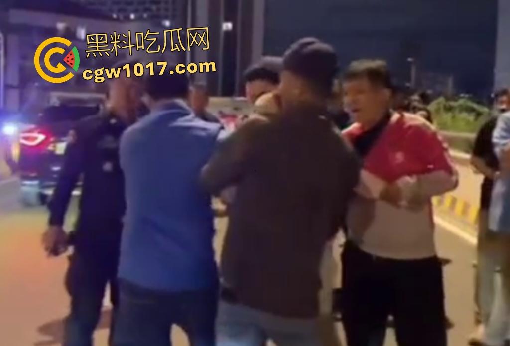 中国猪仔女在柬埔寨爬杆求救被抓，哭喊绑架救命实为诈骗园区逃奴，警方押回园区续命，活该，谁让你诈骗！-6