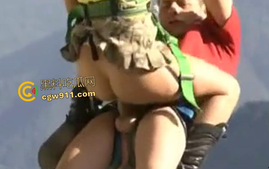 老外山顶绳索滑翔，半空狂舔骚逼口交，脱裤骑乘猛插，拔屌出来直接射嘴里，这场景做爱太刺激了！-4