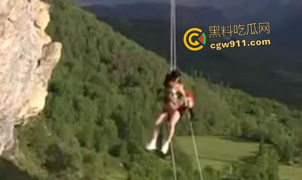 老外山顶绳索滑翔，半空狂舔骚逼口交，脱裤骑乘猛插，拔屌出来直接射嘴里，这场景做爱太刺激了！-6