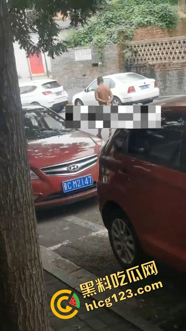 山西阳泉疯狂男子保晋路发疯砸车，连警车也不放过！-2