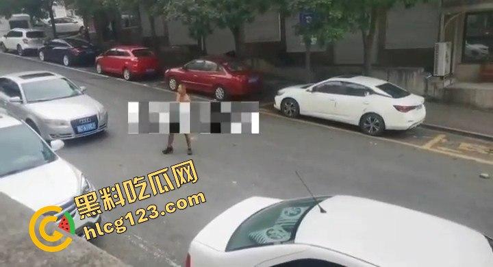 山西阳泉疯狂男子保晋路发疯砸车，连警车也不放过！-6