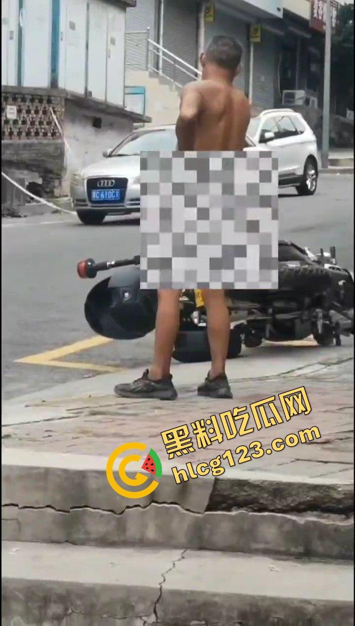 山西阳泉疯狂男子保晋路发疯砸车，连警车也不放过！-9