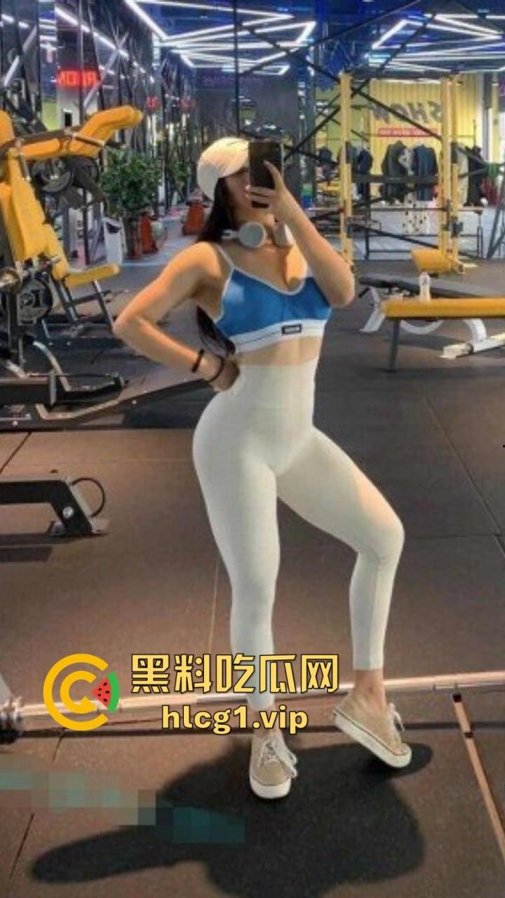 武汉海关『冯小羽』体制内骚货上班聊骚，下班找领导草逼，单元楼道大胆露出！-11