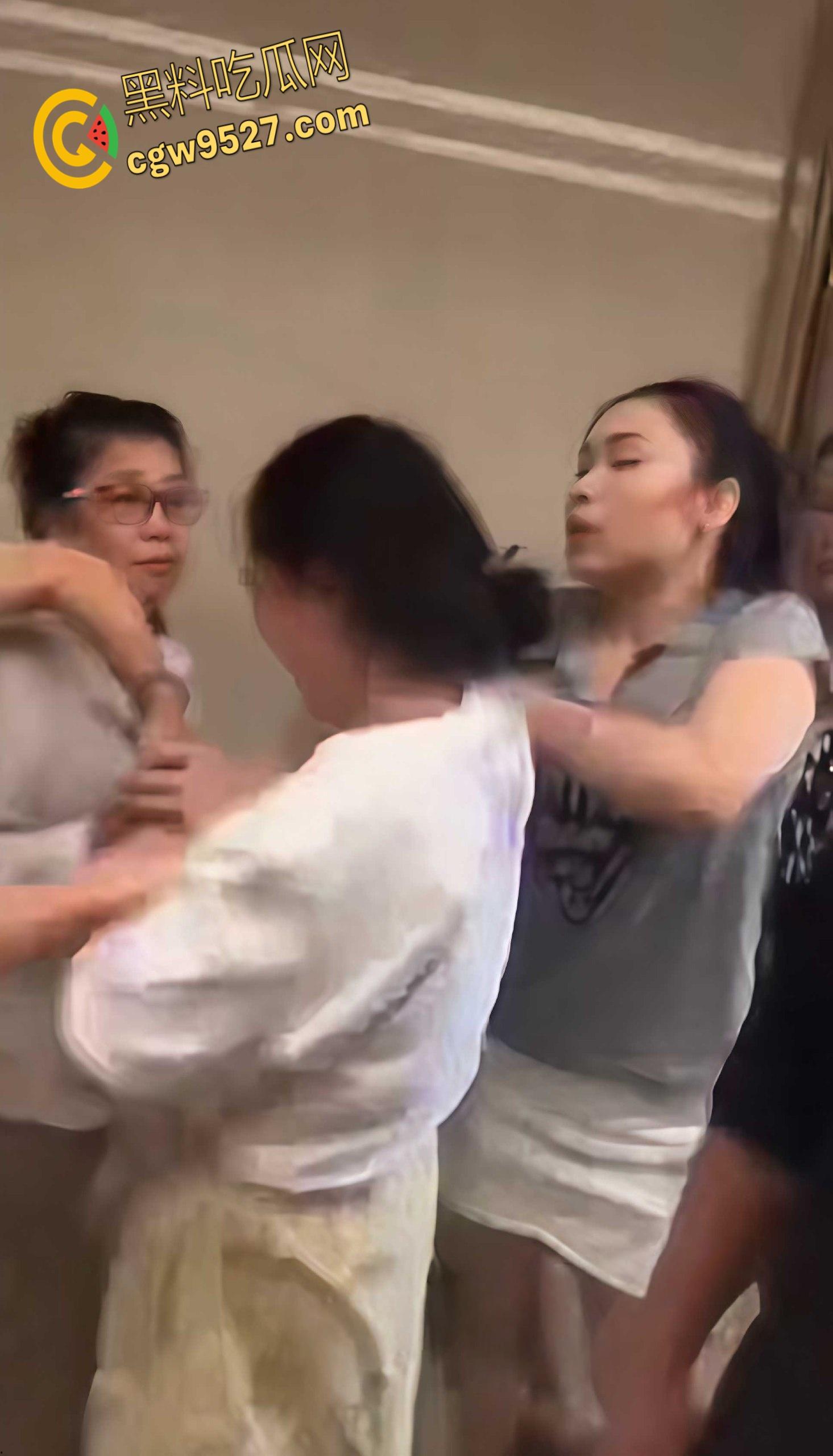 湖南某母婴培训机构，押金纠纷多人围堵事件，学员丈夫怒斥黑心机构，欺诈消费者权益！-2