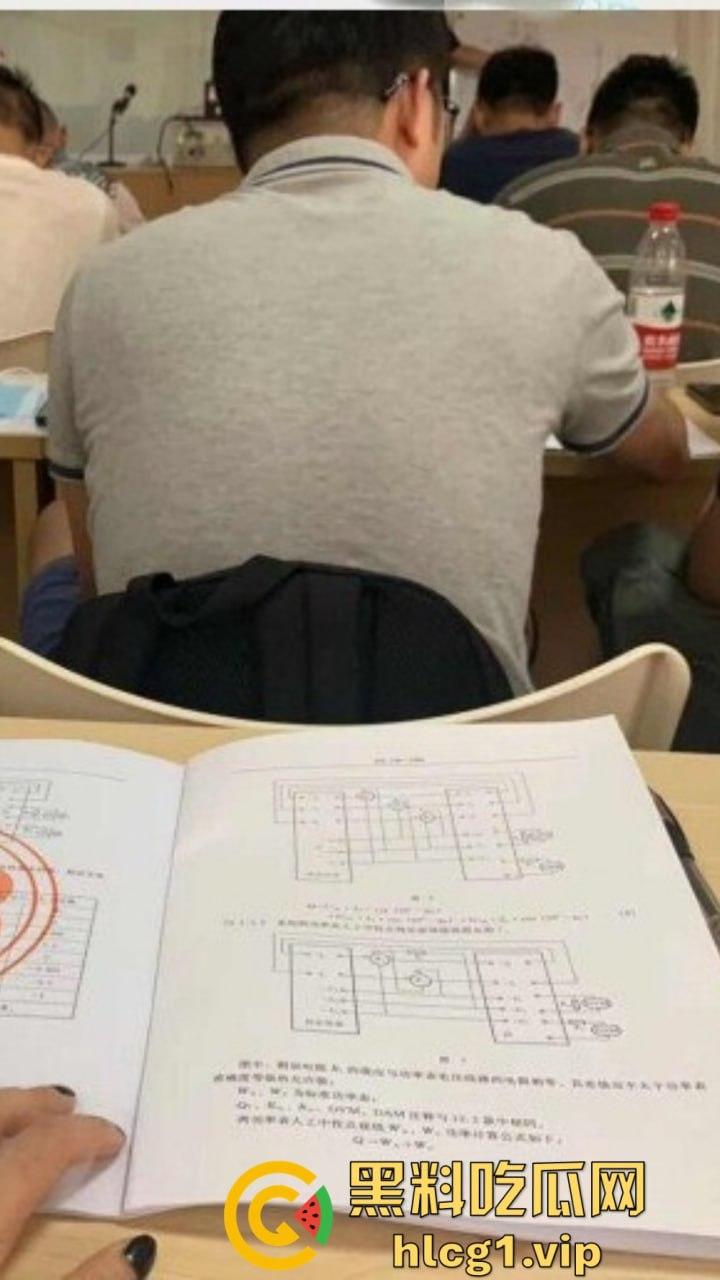 武汉海关『冯小羽』体制内骚货上班聊骚，下班找领导草逼，单元楼道大胆露出！-13