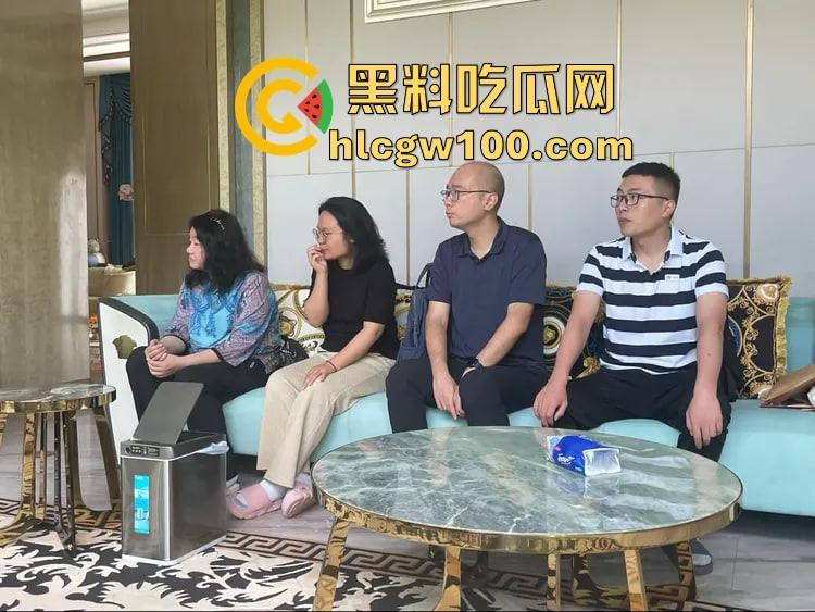 海南政协常委『张泰超』五妻生活奢华曝光，26岁小老婆豪宅震撼人心 一面墙的茅台20万马桶 大老婆还能怎么壕？-3