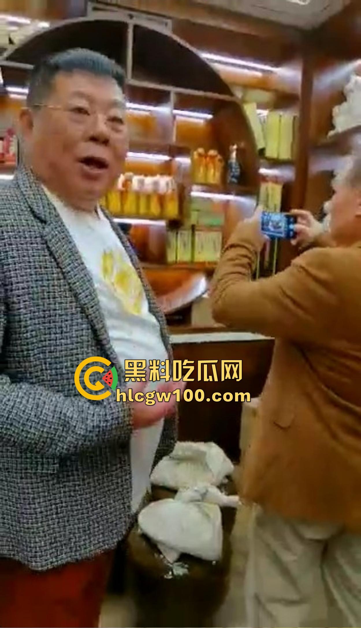 海南政协常委『张泰超』五妻生活奢华曝光，26岁小老婆豪宅震撼人心 一面墙的茅台20万马桶 大老婆还能怎么壕？-16