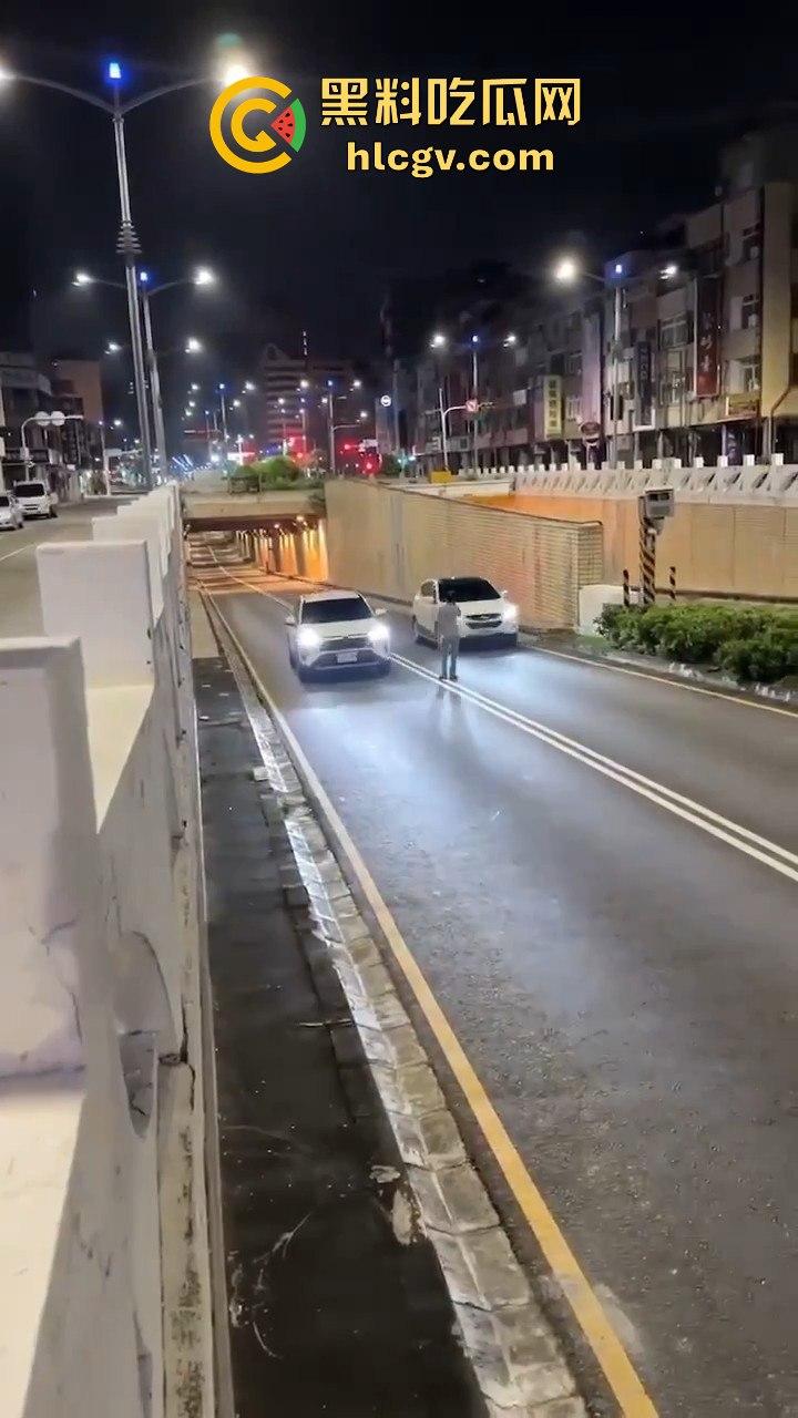 精神大叔作死站路中间，叼烟堵车挑衅！遇上精神小伙直接开揍，魔法果然得用魔法破！-9