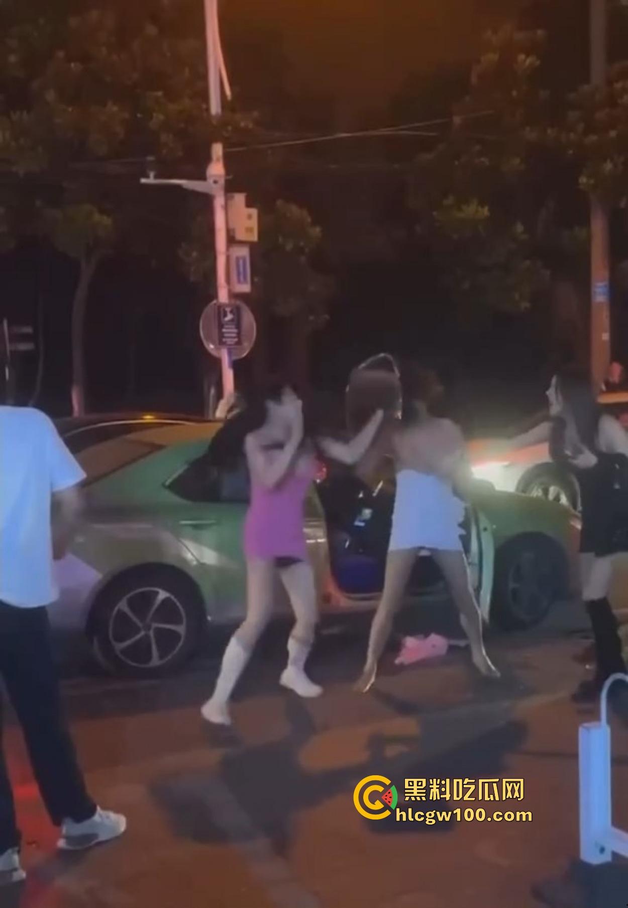 TS街头大战为了抢出租车，小姐姐打得像古惑仔，但声音竟然超出预期，让人笑喷了！-1