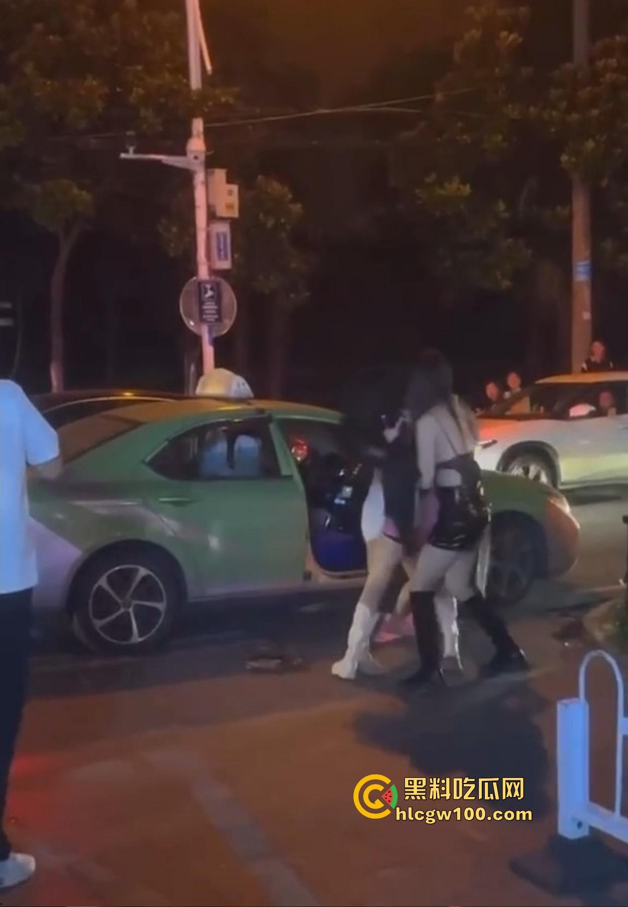 TS街头大战为了抢出租车，小姐姐打得像古惑仔，但声音竟然超出预期，让人笑喷了！-2