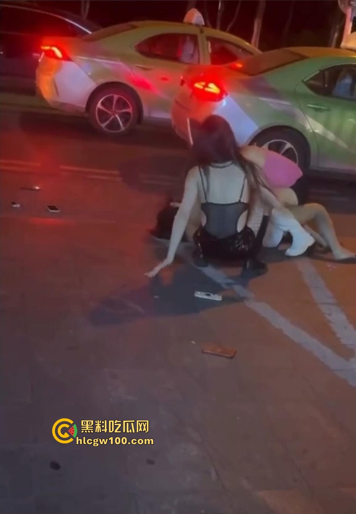 TS街头大战为了抢出租车，小姐姐打得像古惑仔，但声音竟然超出预期，让人笑喷了！-10