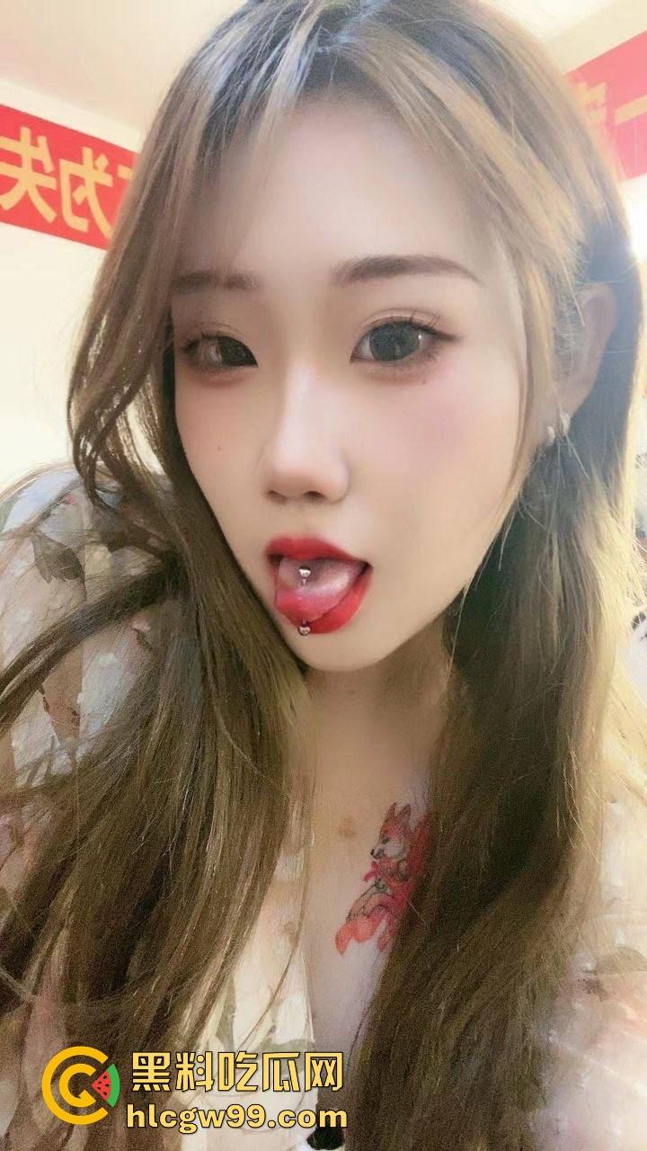 舌钉纹身女大学生【孙丘杉】双手捆绑皮鞭抽她，骚逼后入爆操还深喉口交，性欲强得像母狗，颜值还他妈挺勾人！-2