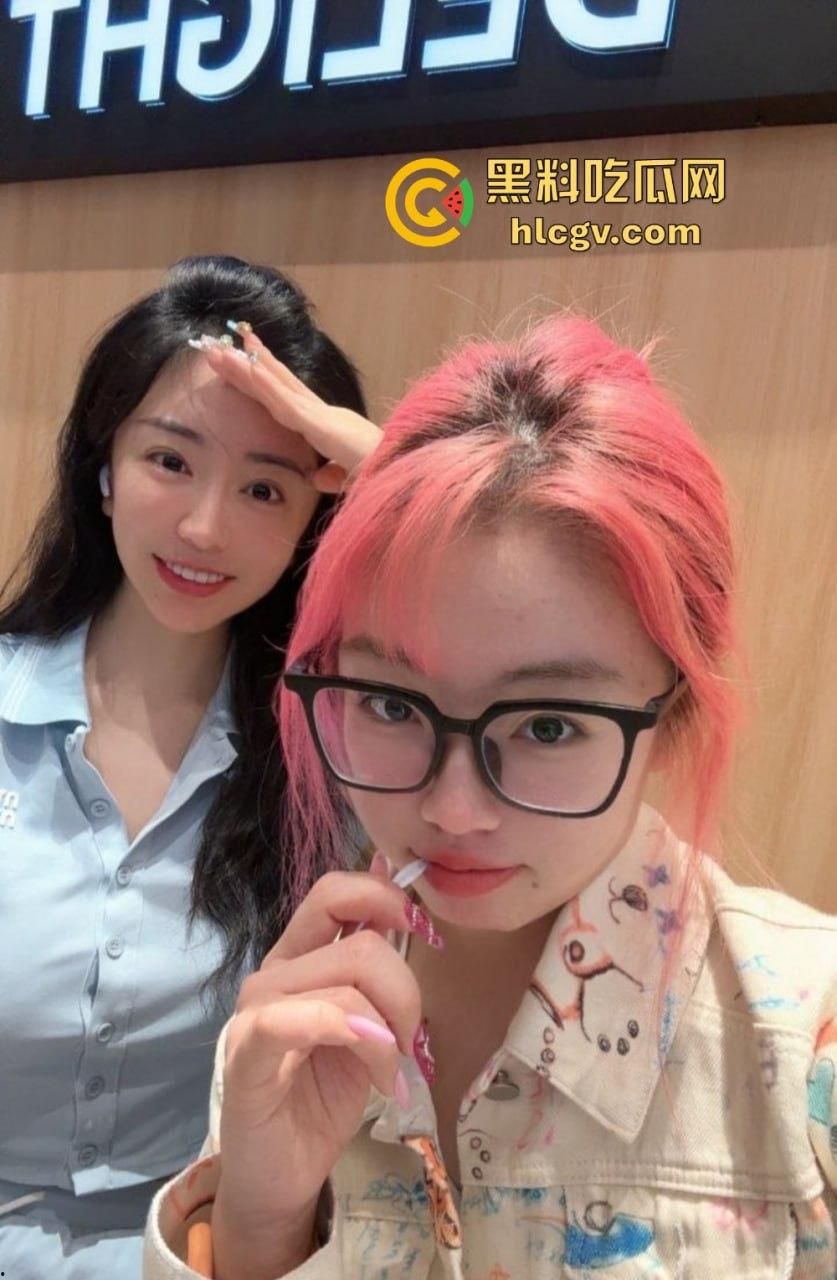 上海极品母女双飞共侍！5000搞定少儿主持人和舞蹈生女儿，母女同吃一根鸡巴，贵但绝对够骚！-2