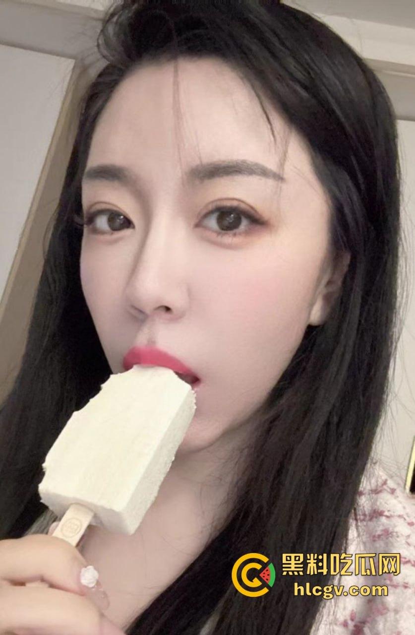 上海极品母女双飞共侍！5000搞定少儿主持人和舞蹈生女儿，母女同吃一根鸡巴，贵但绝对够骚！-7