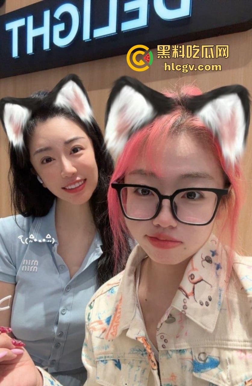 上海极品母女双飞共侍！5000搞定少儿主持人和舞蹈生女儿，母女同吃一根鸡巴，贵但绝对够骚！-12