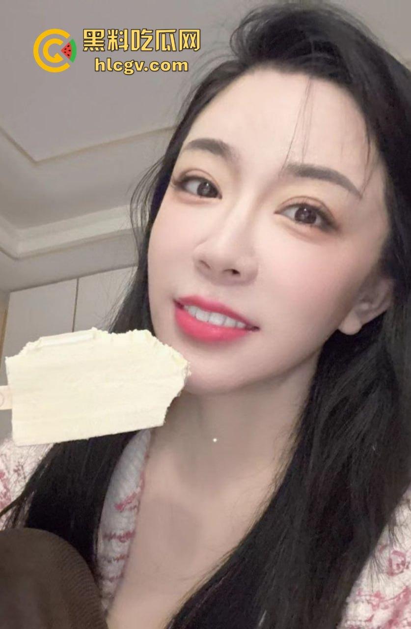 上海极品母女双飞共侍！5000搞定少儿主持人和舞蹈生女儿，母女同吃一根鸡巴，贵但绝对够骚！-16