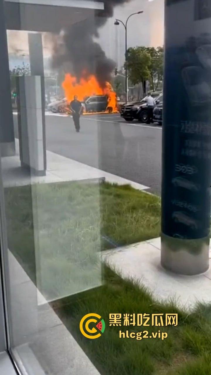 愿三叉照耀你的事业与前程又又又着了？奔驰4S店再曝新能源车自燃事件！-4