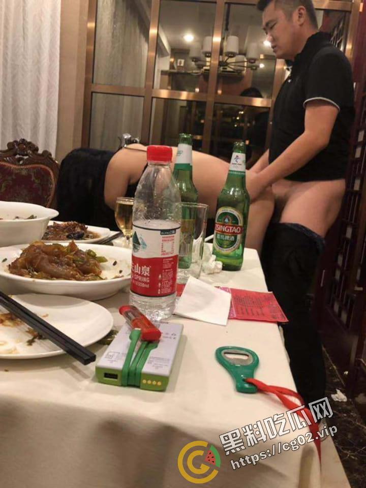 又是谁家的反差婊 饭局上当着朋友面 吃饭就干起来了？-3