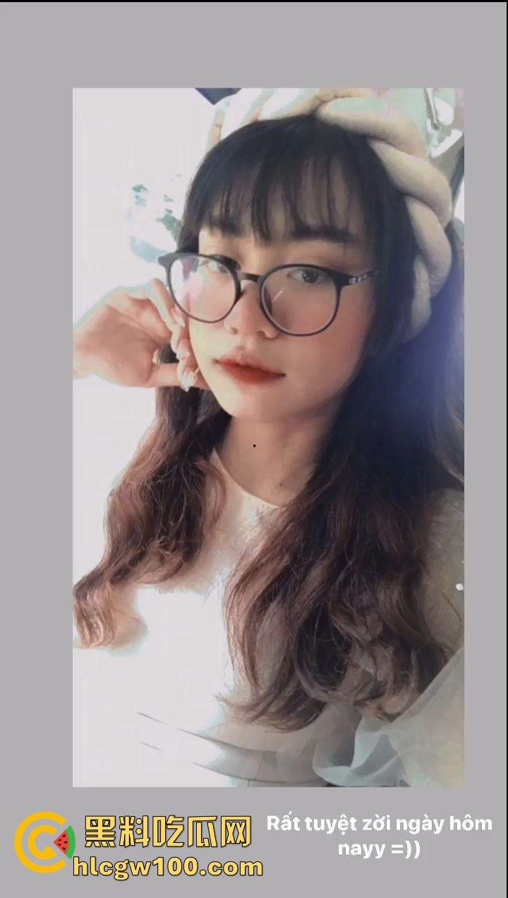 江西蓝天学院外联部副部长【刘小路】被男友爆出反差淫荡日常，大框眼镜下满满都是对巨屌的渴望。-1