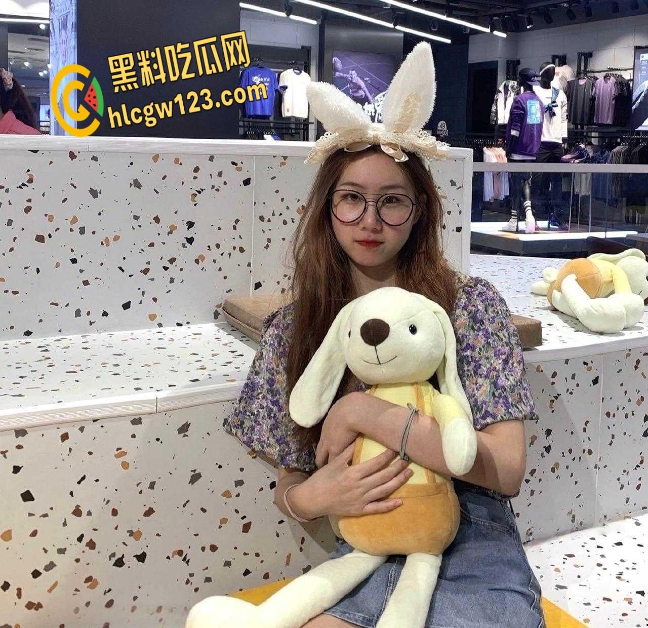 清纯学生妹用身体帮炮友过生日，唱完生日快乐歌就直接开始，真是个懂事的小母狗！-1