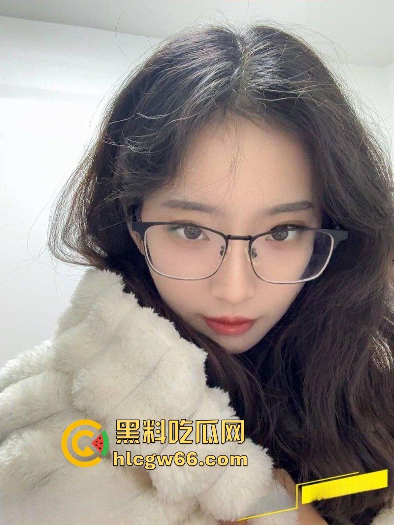 极品绿帽奴贡献娇妻 大屌单男从室内到走廊 绿帽老公欣赏全程兴奋不已 淫妻彻底沦为他人精盆！-1