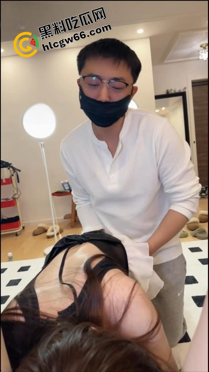 长沙秘书【小祺】当众被爆操，闺蜜牵线卖身换提成，跪舔老板鸡巴舔到吐奶，掰穴求操骚得像发情母狗！-3