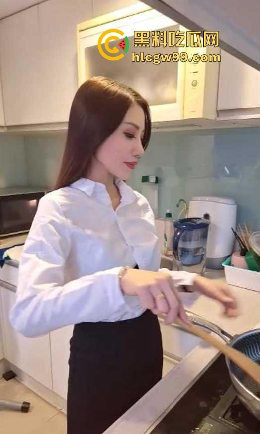 广州高颜值性感少妇【李梅】自录性爱片，家中无套狂操，边干边拍留作纪念，被抽插到淫叫不止，骚穴深处干出真火！-1