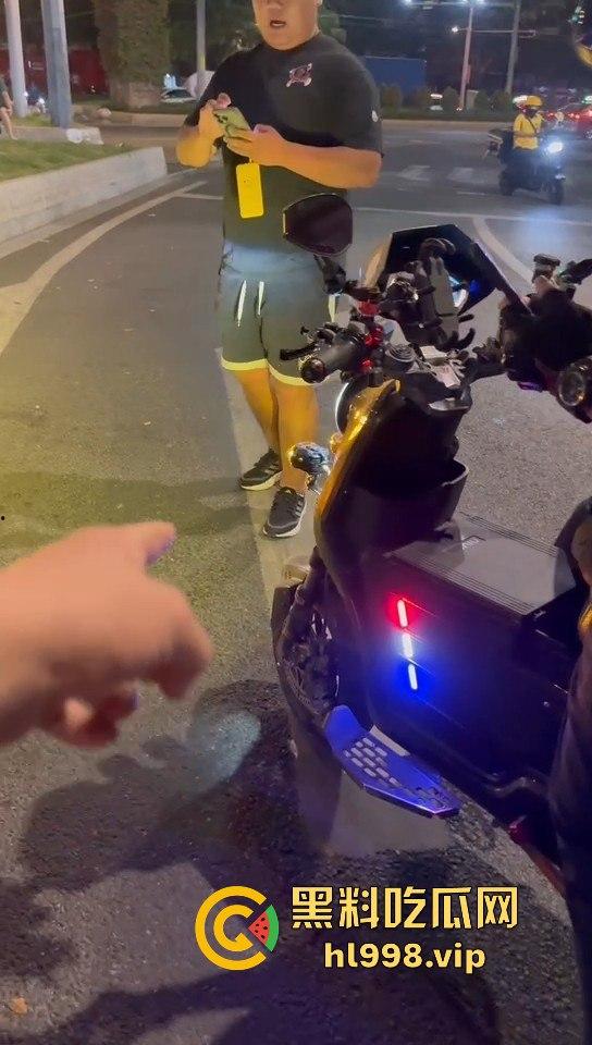 保安冒充警察，骑改装鬼火去查车，真以为鬼火少年都是低能儿？侮辱人也不带这么玩的！-8