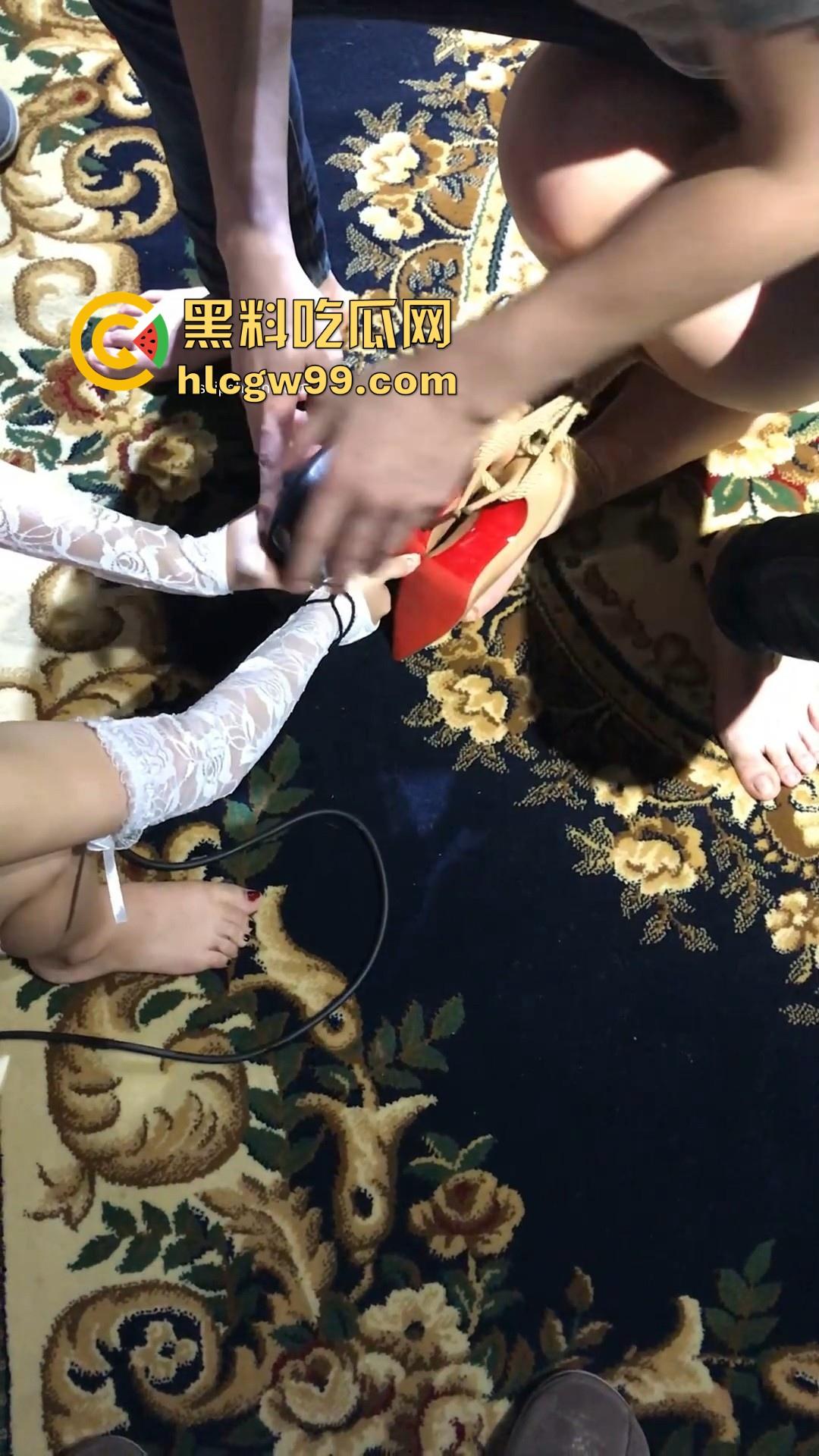 这个是真会玩啊！萌系甜妹电钻插逼体验快速高潮，这频率比炮机还要猛，这么玩逼早晚不得玩废了啊？-6