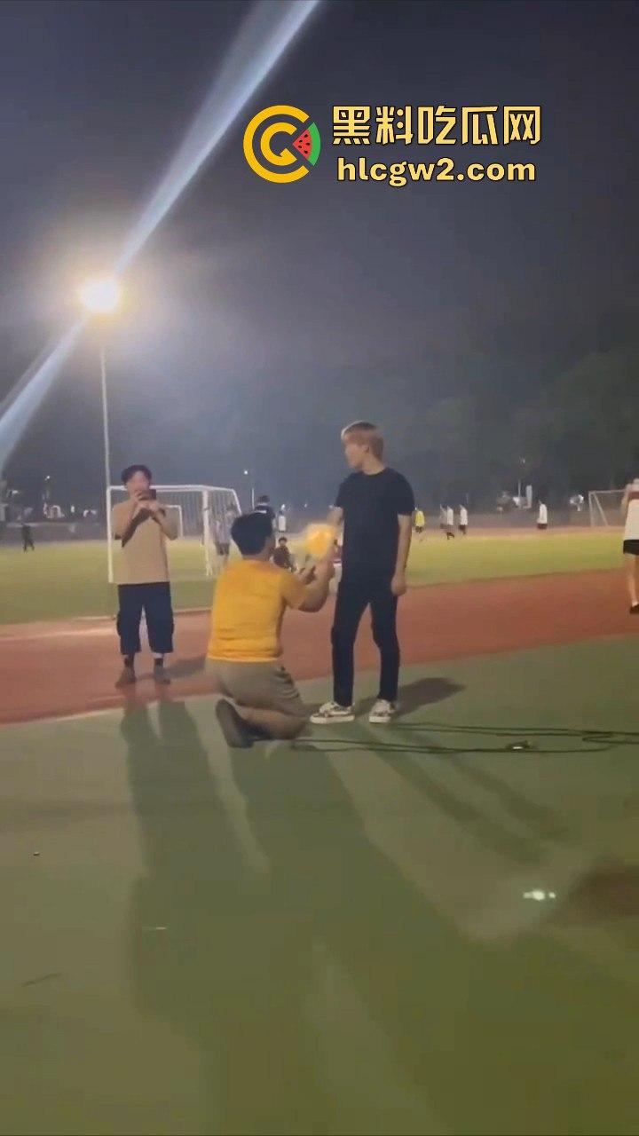三亚北校区表白失败 男子向另一个男生求婚 吃瓜的直接被求到头上 无语问没事吧您？ 真是搞笑社死！-1