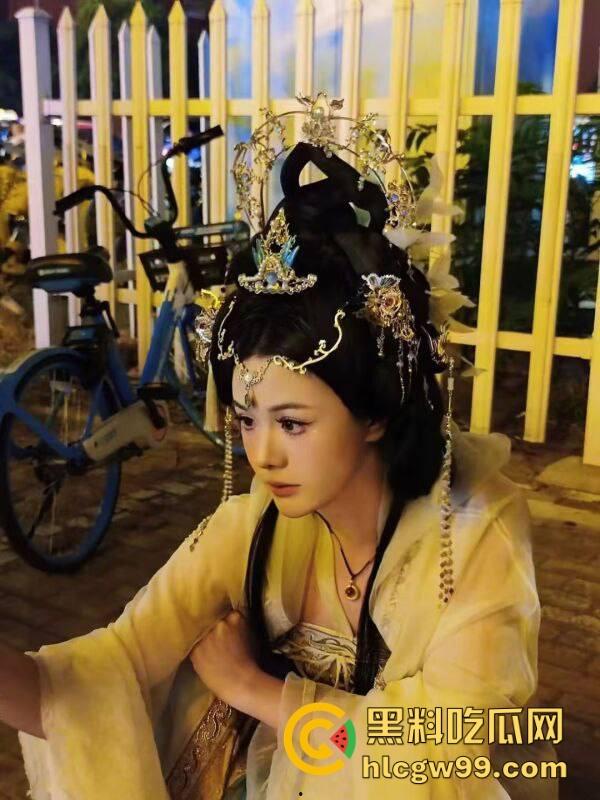 逆天老哥面基大屌萝莉，边爆菊边手淫，一夜大战酣畅淋漓，润滑油整整用了一瓶全见底，这画面太狠了！-9