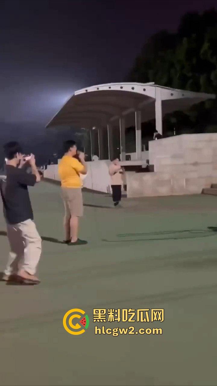 三亚北校区表白失败 男子向另一个男生求婚 吃瓜的直接被求到头上 无语问没事吧您？ 真是搞笑社死！-3